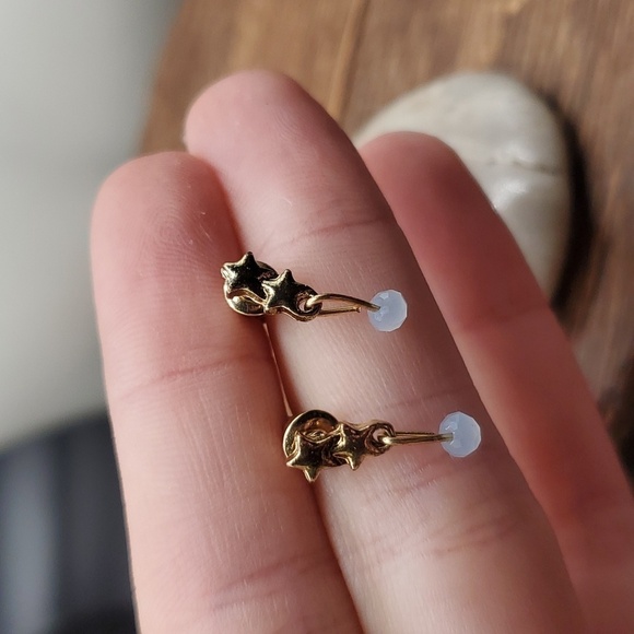 E311 shooting star dangle dainty earrings nwt - Picture 1 of 2